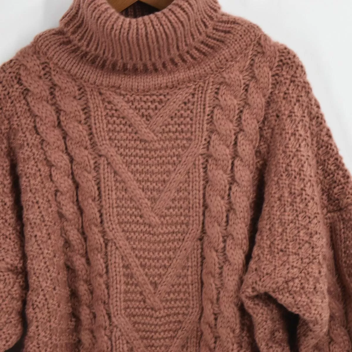 HEAVY CABLE-KNIT TURTLENECK